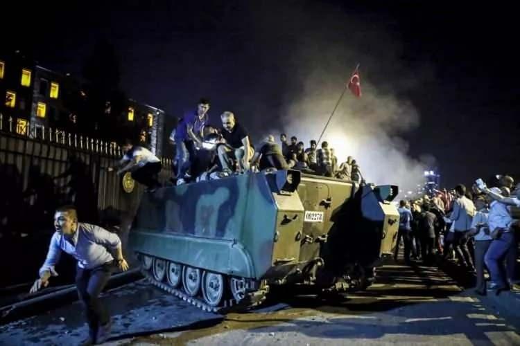 <p>Ankara'da vatandaşlar, Fethullahçı Terör Örgütü'nün (FETÖ) darbe girişimine karşı Genelkurmay Başkanlığı önünde tankın üstüne çıkarak tepki gösterdi.</p>

<p> </p>
