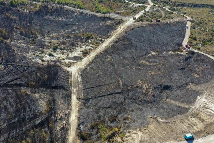 <p>Kontrol altına alınan yangında soğutma çalışmaları sürerken, önlemler kapsamında boşaltılan Sertur ve Özpamir siteleri sakinleri evlerine geri döndü.</p>