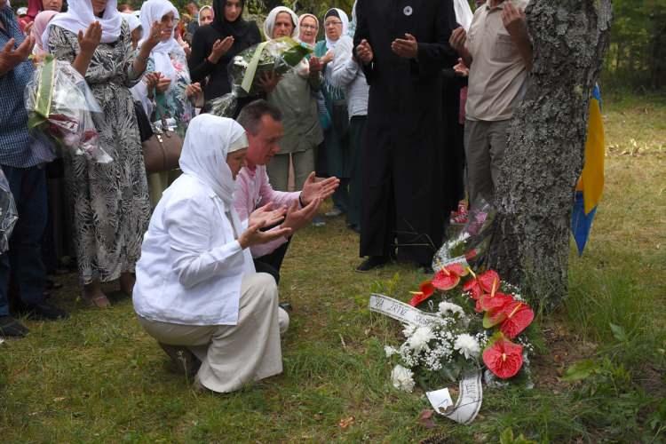<div>"Akrepler" isimli Sırp paramiliter birlik tarafından Temmuz 1995'te Trnovo'ya getirilen ve burada yere yatırılarak kurşuna dizilen Srebrenitsalıların en genci 16, en yaşlısı ise 36 yaşındaydı.</div>
<div> </div>
