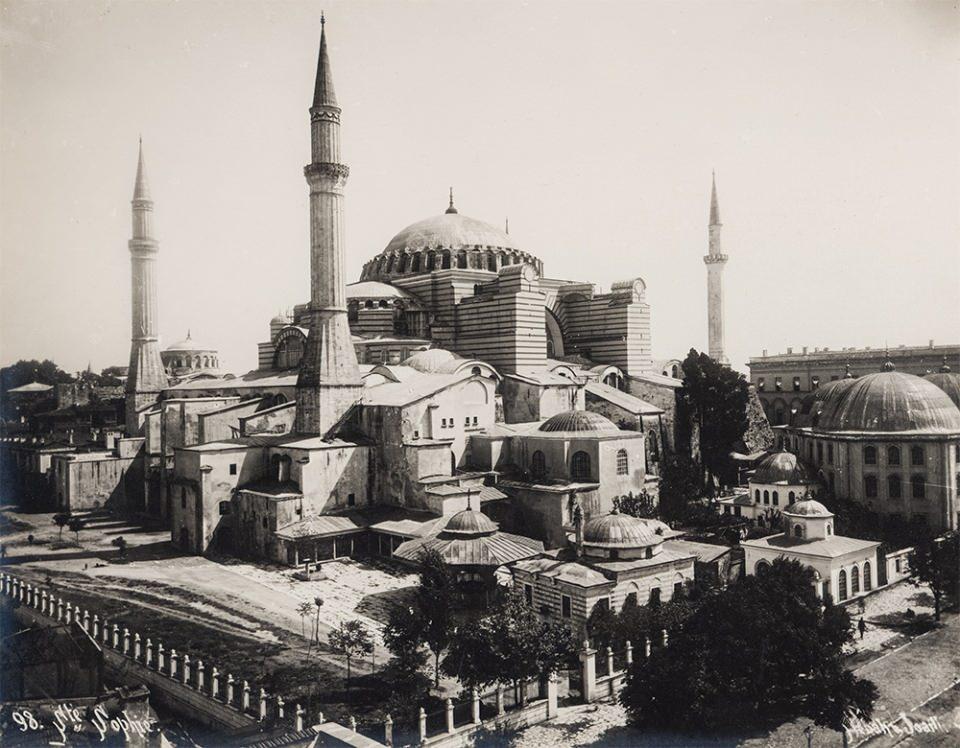 <p><strong>SELİMİYE CAMİİ'NİN KUBBESİ</strong><br />
<br />
Mimar Sinan'ın Selimiye Camii'nin kubbesini o genişliğe oturtmak için 13 bilinmeyenli bir denklemi matematiğin bilinen 4 ana işleminden farklı beşinci bir işlem yaratarak çözdüğü söylenir. Ayrıca minarelerin şerefelerine çıkanların yolda birbirlerini görmemeleri ise büyük bir bir dehanın ürünüdür. Almanlar aynı sistemi meclislerinin önündeki dev kürede kullanmışlar.</p>
