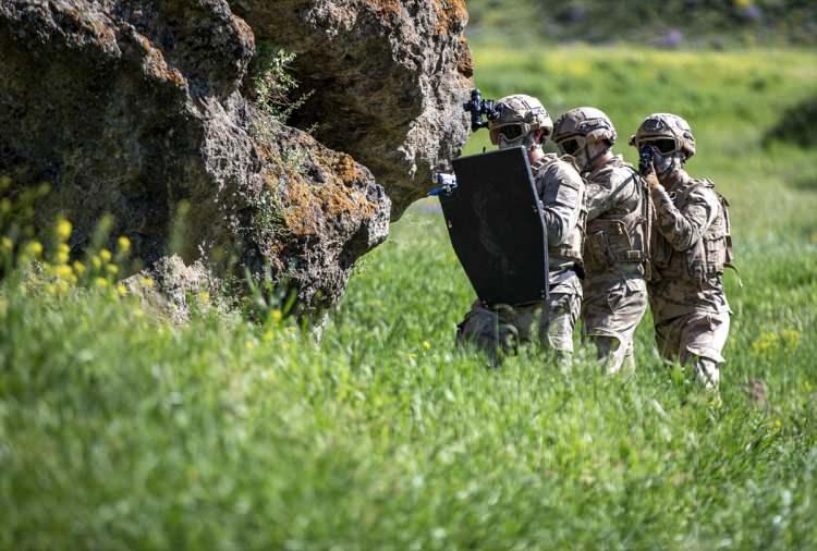 <p><strong>Komandoların nefes kesen tatbikatları gerçeği aratmıyor</strong></p>

<p> Komandolar, kent kırsalında yaptıkları bir tatbikatta senaryo gereği teröristlerin mağarada saklandığını belirledi.</p>
