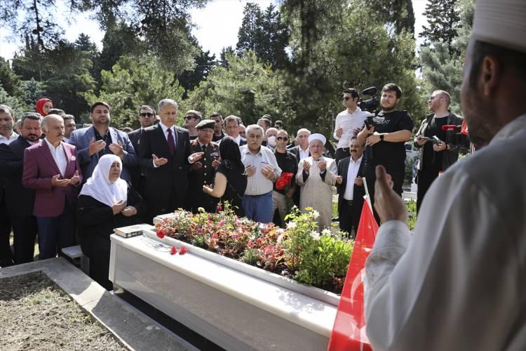 <p>Duanın ardından İstanbul Valisi Ali Yerlikaya ve diğer protokol üyeleri şehit kabirlerine karanfil bıraktı.</p>