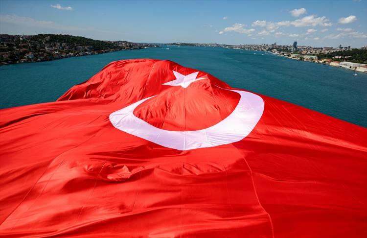 <p>15 Temmuz Demokrasi ve Milli Birlik Günü kapsamında 15 Temmuz Şehitler Köprüsü'ne Türk bayrağı asıldı.</p>
