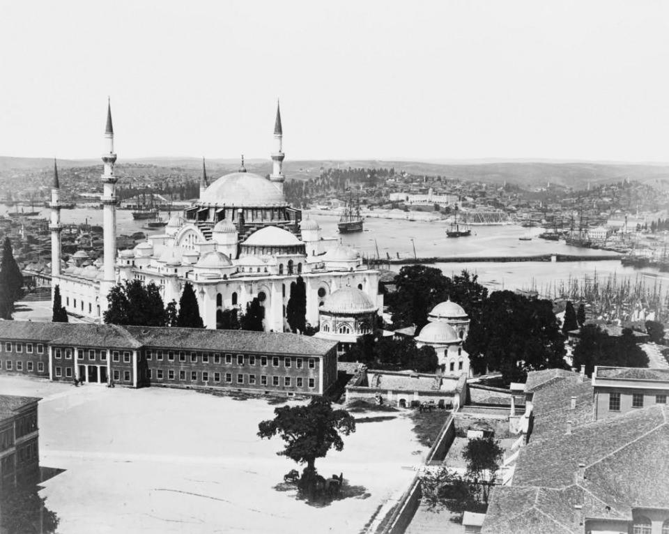 <p>Caminin temelleri atıldıktan sonra, temelin iyice oturması ve sonradan bir çöküntü olmaması için, inşaata bir yıl ara verilir.</p>
