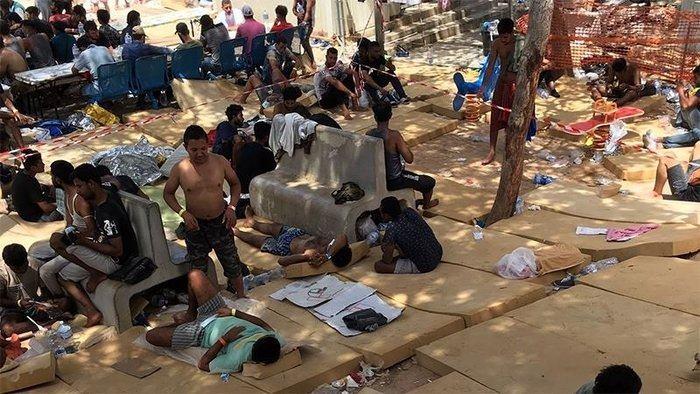 <p>Düzensiz göçmen karşılama merkezinin kapasitesinin yaklaşık 400 kişi olduğu belirtilirken adaya son günlerde ulaşanlarla şu anki sayının 2 bin 100'ü bulduğu kaydedildi.</p>

<p> </p>
