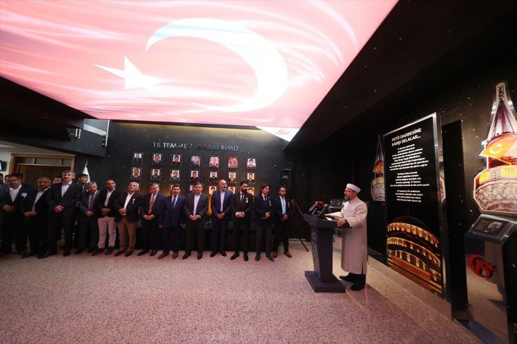 <p>Erbaş, açılışı yapılan köşenin hayırlara vesile olmasını temenni ederek, "Bu mekanımızın, ulvi kavramlar olan şehitlik ve gaziliğin her zaman kalbimizde diri olmasına, bu mekanı gezen gençlerin, çocukların yüreklerinde şehitlik ve gazilik kavramlarının yeşermesine, yaşamasına katkı sağlamasını yüce Rabb'imden niyaz ediyorum." dedi.</p>