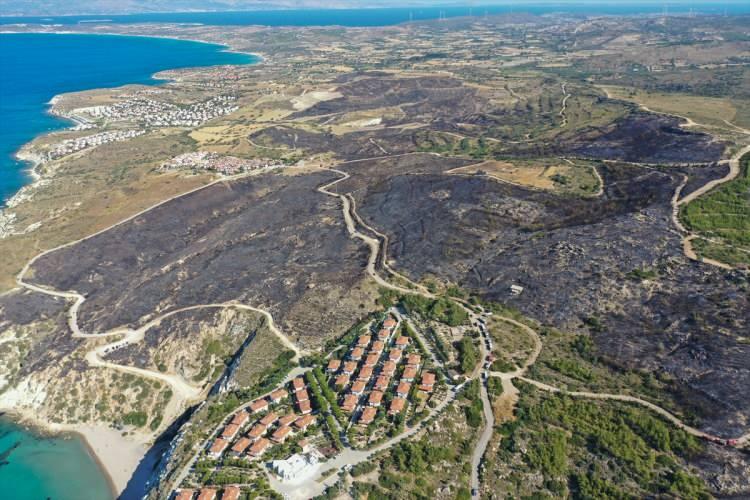 <p>Çeşme ilçesi Ovacık Mahallesinde çıkan yangında yanan alanlar havadan görüntülendi.</p>
