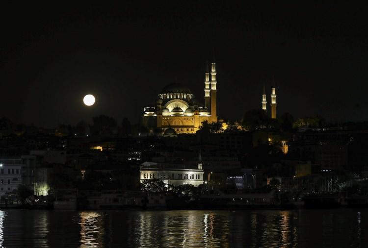 <p>İstanbul'da dolunay, Sultanahmet Camisi ve Ayasofya-i Kebir Cami-i Şerifi ile mest eden karelerle görüntülendi.</p>
