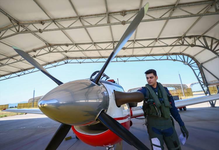 <p>2. Ana Jet Üs Komutanlığında pilot adayı öğrenciler, akademik, simülatör ve uygulamalı eğitimin yanı sıra haftada 3 gün, uçuş sırasında maruz kalacakları g kuvvetine (ani hız değişimleri ve manevralar sırasında pilotların maruz kaldığı kuvvet) karşı g toleransını artırıcı, kuvvet ve dayanıklılığa yönelik antrenman yapıyor.</p>