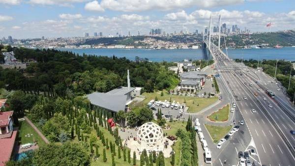 <p>Ziyarete gelen Ayten Ayna da, "Çok değişik bir duygu. O gece şehit olanların mekanı cennet olsun. Onlar olmasaydı ülkemizin hali ne olurdu? Ben o geceyi hatırladıkça tüylerim hala diken diken oluyor" diye konuştu.</p>