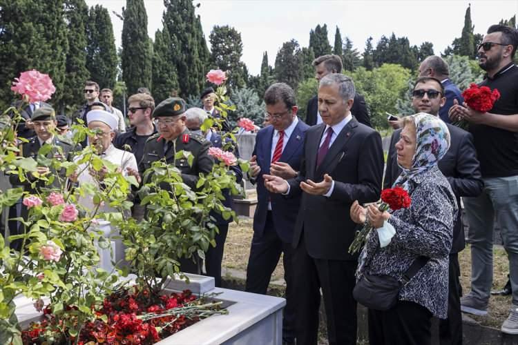 <p>"15 Temmuz Demokrasi ve Milli Birlik Günü" etkinlikleri kapsamında, Edirnekapı'daki 15 Temmuz Şehitliği'nde anma programı yapıldı.</p>