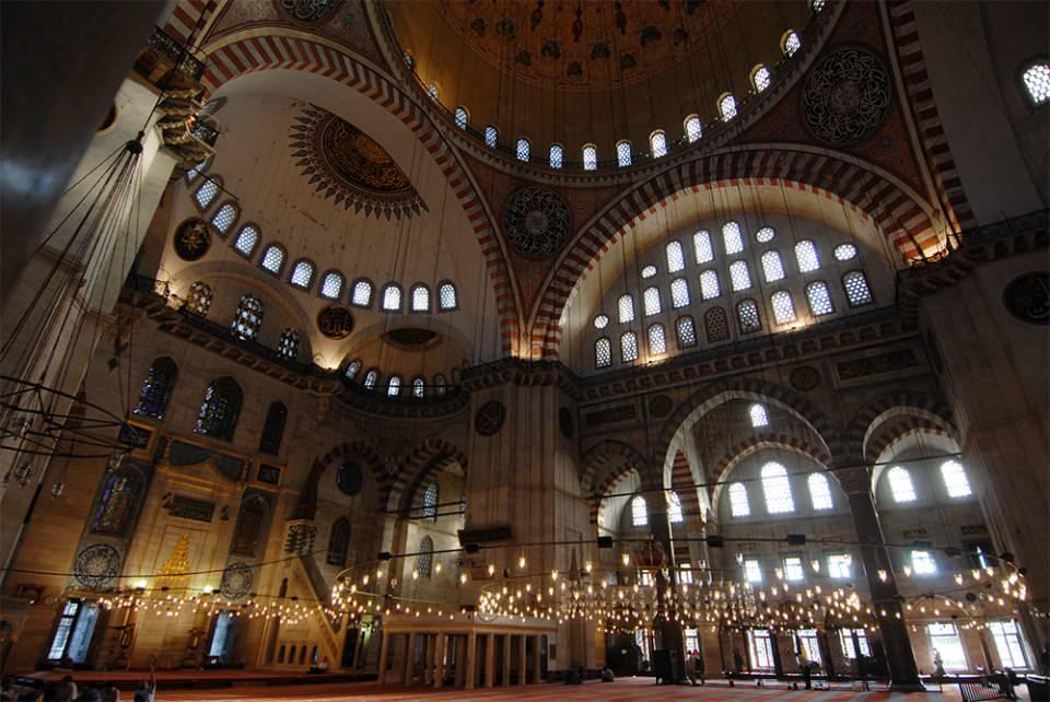 <p>Mimar Sinan, Süleymaniye Cami'nde, bir çok sorunu olduğu gibi, akustik sorununu da mükemmel bir biçimde halletmiştir. Bu konuda yine rivayete dayanan hoş bir hikâye var:</p>
