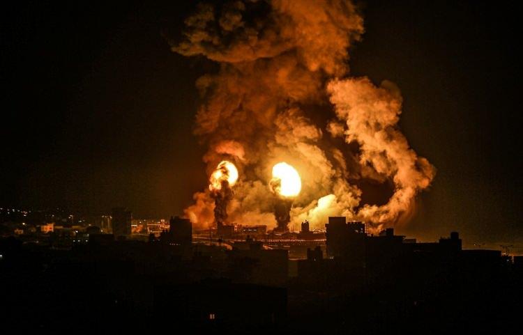 <p>İsrail savaş jetleri, Gazze'nin güneybatısı ile orta kesimindeki En-Nuseyrat Kampı'nda Hamas'a ait iki noktayı vurdu. </p>
