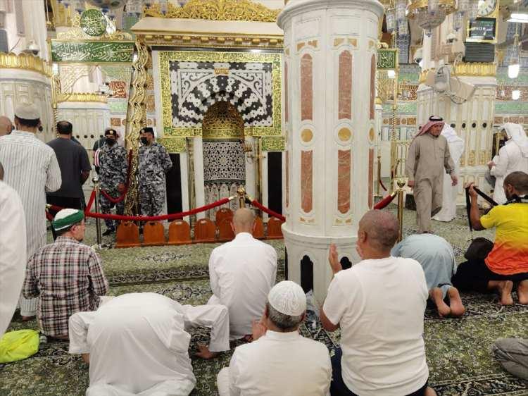 <p>Medine'nin, Hazreti Muhammed'in duasına mazhar olan ve kendisinin bizzat alın teri ve arkadaşlarıyla inşa ettiği Peygamber mescidine ev sahipliği yaptığını dile getiren Ata, "Burası İslam medeniyetinin oluşturulduğu, temellerinin atıldığı, İslam'ın güzel ahlak dini olduğunun vurgulandığı mübarek bir mekan." ifadesini kullandı.</p>