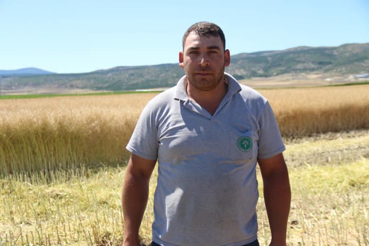 <p>Tepebaşı ilçesine bağlı Beyazaltın Mahallesi’nde 200 dekar ekim yapan Mehmet Ali Kanar, beklenenin yaklaşık 100 kilogram üzerinde verim aldıklarını kaydetti.</p>