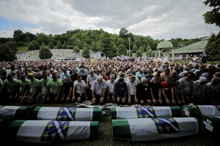 <p>Bosna Hersek'in doğusundaki Srebrenitsa'da 1995'te yaşanan soykırımda öldürülen 50 kurbanın cenazesi, Potoçari Anıt Mezarlığı'na defnedildi.</p>

<p> </p>
