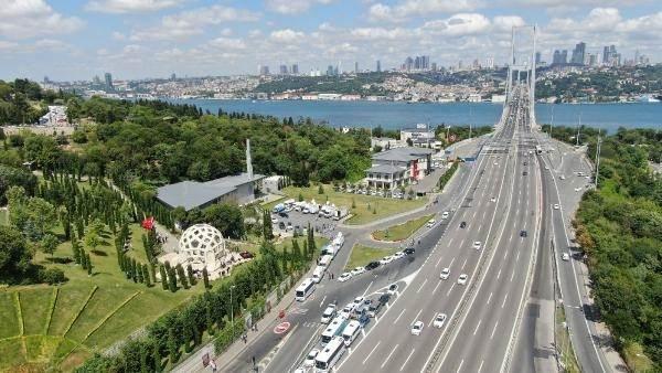 <p>Biz ikinci köprüdeydik ama benim kızım burada subaylarla cebelleşirken, onlara ‘bu akşam siz mağlup olacaksınız’ dediği zaman içlerine sindirememişler. Benim kızım bir yaralıya yardım ederken kurşun kaval kemiğini parçalayarak çıkıyor. </p>
