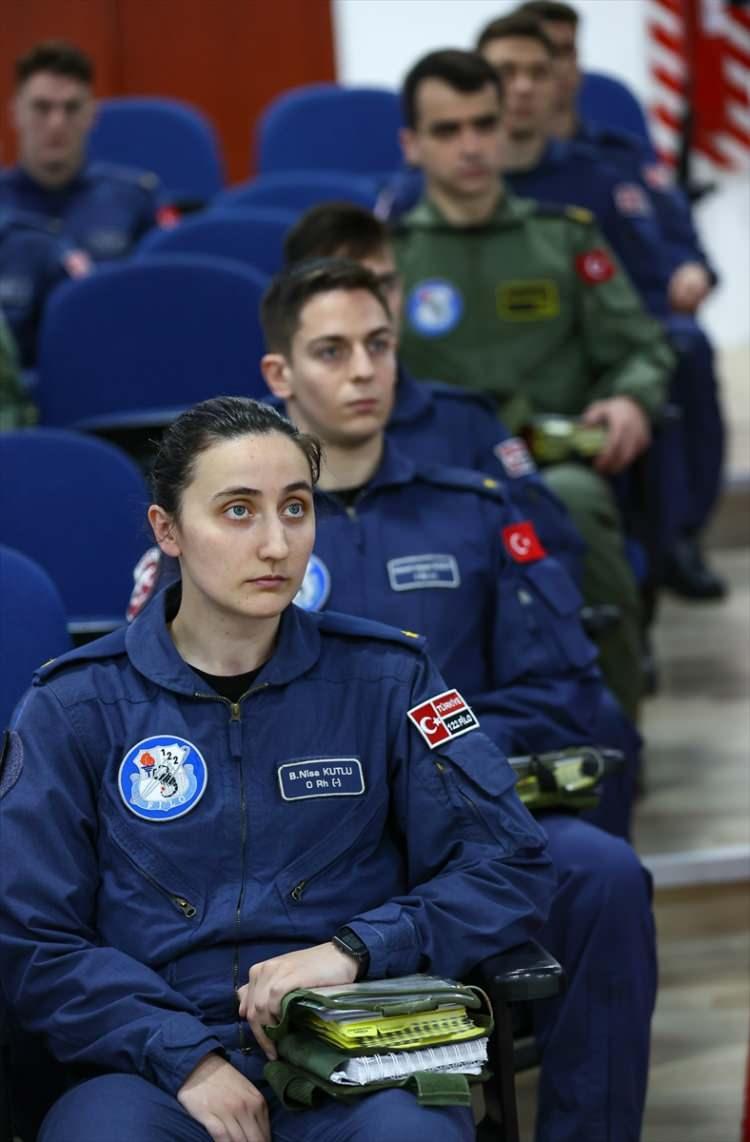 <p>Türk Hava Kuvvetlerine pilot yetiştiren tek merkez olan İzmir'in Çiğli ilçesindeki 2. Ana Jet Üs Komutanlığındaki pilotaj eğitim aşamaları gazeteciler tarafından görüntüledi.</p>
