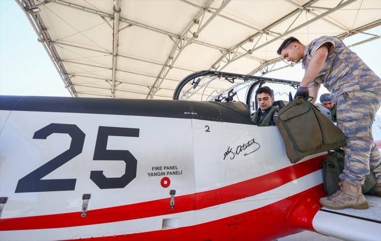 <p>Simülatörlerde gerçek şartlarda yapılamayacak senaryoları deneyimleyen pilot adayları, motor, hidrolik ve yağ arızaları gibi teknik sorunlara kısa sürede doğru tepkiyi vermeyi öğrenirken, gece ve kötü hava koşullarında uçuş becerilerini geliştiriyor.</p>