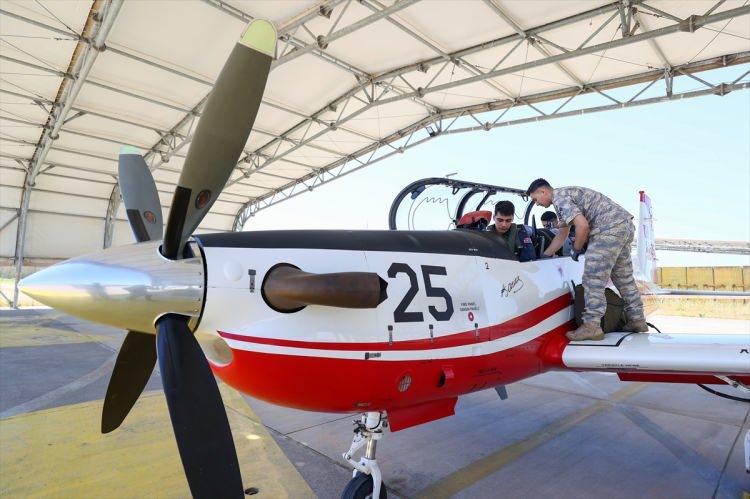 <p>Eğitim kapsamında KT-1T uçağı ile akrobasi hareketlerini icra eden pilot adayı teğmen ise 1 saat 10 dakika süren ve yorucu geçen sortisinin ardından yaptığı açıklamada, "İndikten sonra uçuşun yaşattığı zevk, bu yorgunluğu üstümüzden alıyor. Güzel bir sortiydi, pilotluğa giden bu yolda bir adım daha atmış oldum." diye konuştu.</p>