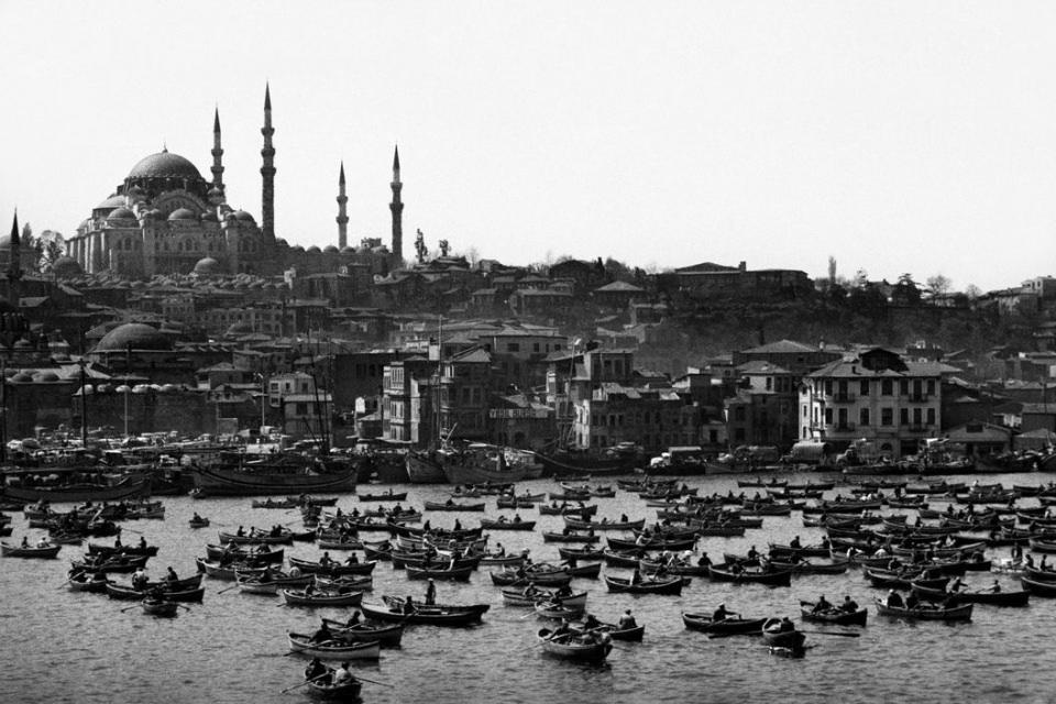 <p>Süleymaniye'nin dört minaresi İstanbul'da yaşamış dört büyük hükümdarı; Fatih Sultan Mehmet, II. Bayezid, Yavuz Sultan Selim ve Kanunî Sultan Süleyman'ı ya da camiyi yaptıranın İstanbul'un fethinden sonraki dördüncü padişah olduğunu temsil eder.</p>
