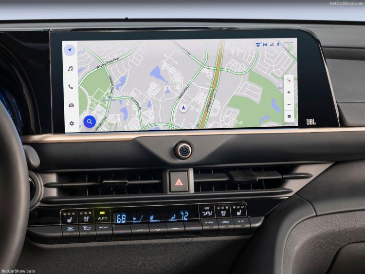 <p>Kablosuz Apple CarPlay, Android Auto ve 4G Wi-Fi da bu otomobilde yer alan özellikler arasında.</p>
