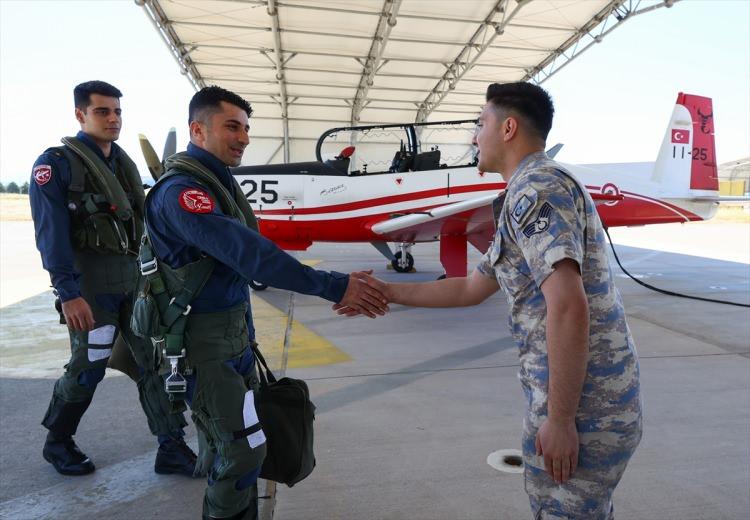 <p> Pilot adayları, burada uçmanın keyfini SF-260 pervaneli uçağıyla yaşıyor. Uçuş öğretmeniyle 14 sorti uçuş gerçekleştiren adaylar, 15. sorti uçuşunu ise tek başına tamamlıyor.</p>