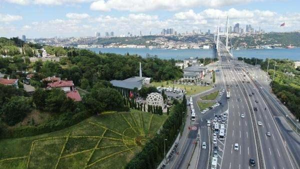 <p><strong>"ESENYURT’TAN YÜRÜYEREK GELDİ"</strong></p>
<p>Dün akşam 21.30’da Esenyurt Recep Tayyip Erdoğan Parkı’ndan vefa yürüyüşü başlattıklarını belirten Tokat 15’li Torunları Dernek Başkanı Saffet Gümüş, "9 saatte buraya geldim. 50 kilometre, 75 bin adım attım. Bizim onlara borcumuz çok. </p>