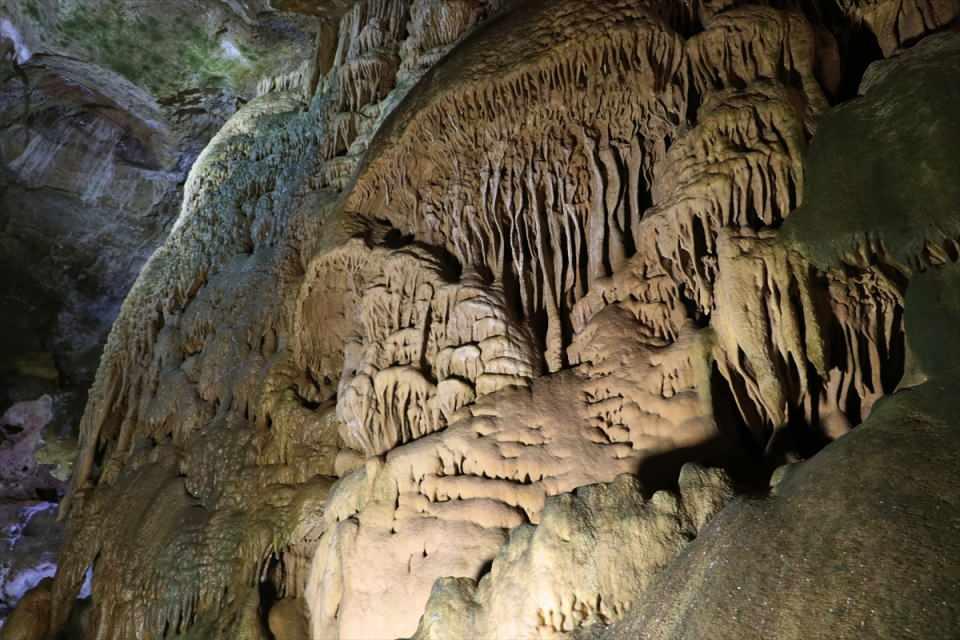 <p>Pınar, bu tür mekanların turizme açılmasından duyduğu memnuniyeti dile getirerek, "İçeride sarkıtlar var, o kadar güzel ki. Havası da çok farklı, astım var bende ve içerinin havası iyi geldi. Buranın turizme açılmasını sağlayanlara teşekkür ediyorum." dedi.</p>
<p> </p>