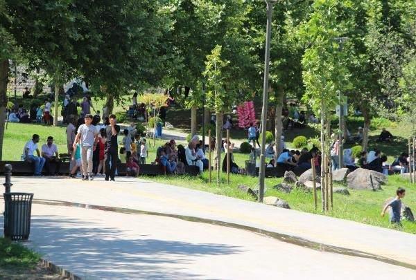 <p> Son yılların en sıcak günlerinin yaşandığı kentte, bazı vatandaşlar ise serinlemek için su kenarlarına veya Elazığ’daki Hazar Gölü’ne gitmeyi tercih etti.</p>