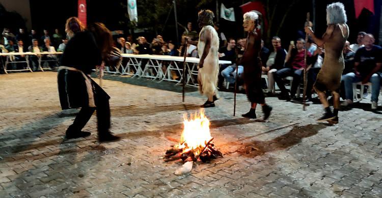 <p>Her kurban bayramında kestiğimiz hayvanların derisini üzerimize giyiyoruz. </p>