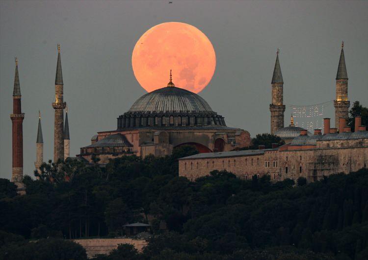 <p>İstanbul'da sabaha karşı batmaya başlayan dolunay, Sultanahmet Camisi ve Ayasofya-i Kebir Cami-i Şerifi ile güzel görüntü oluşturdu.</p>

<p>​</p>
