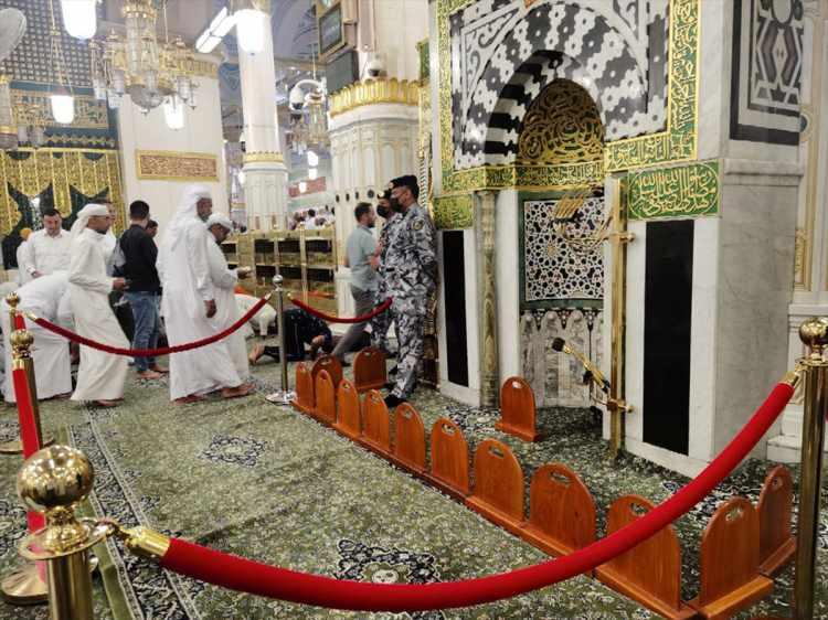 <p>Yine Efendimizin 'Hane-i saadetimle minberim arası cennet bahçelerinden bir bahçedir' buyurduğu o mübarek mekanda da Allah rızası için namaz kılarak, kıyama, rükuya, secdelere vararak Yüce Allah'ın huzurunda namaz kılıp dua ediyorlar. Gerçekten Peygamber Efendimizin diyarı bir selam diyarı, bir bahtiyarlık... Burası Müslümanların kendini güvende, huzurda hissettiği, Peygamber ahlakıyla sımsıcak bütün hücrelerine kadar sarmaş dolaş olduğu bir bereket diyarı."</p>