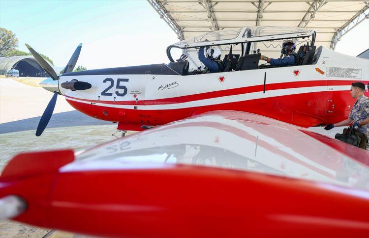 <p>Burada çift kokpitli, pervaneli, turboprop motorlu KT-1T eğitim uçağının hem simülatör hem gerçek uçuşu kombine olarak devam ediyor.</p>