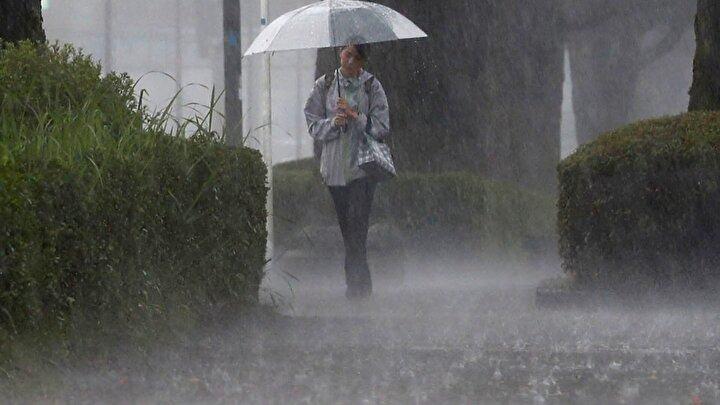 <p>Japonya’nın birçok kesiminde dün akşam itibariyle etki gösteren şiddetli yağışlar hayatı olumsuz etkiledi.</p>
