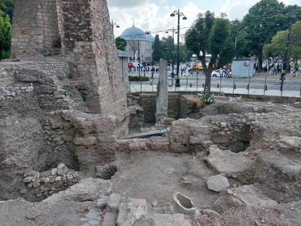 <p> Ayrıca Su Terazisi’nin kuzeydoğusunda yapılan çalışmalarda ise geç dönem Osmanlı’ya ait sarnıç yapısı ile Su Terazisi’ne bitişik vaziyette bir hamam olduğu tahmin ediliyor.</p>
