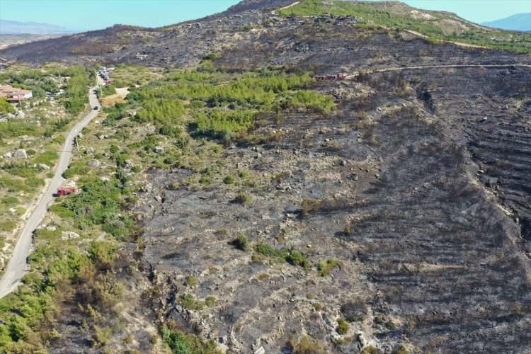 <p>Çeşme'de çıkan iki yangın da Çeşme'de büyük üzüntü oluştururken, vatandaşlar da yangın bölgesinde çalışan ekiplere yiyecek ve su göndermek için kampanya başlattı.</p>