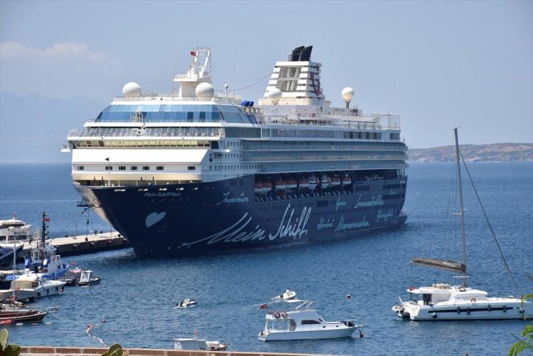 <p>Muğla'nın Bodrum ilçesine, "Mein Schiff Herz" isimli kruvaziyerle 1547 yolcu geldi.</p>