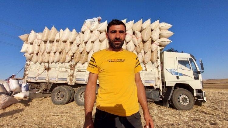 <p>Geçimimizi samancılık işi ile kazanıyoruz. 300, 400, 500 TL'ye kadar kazanabiliyoruz. Daha ağır olması için torbaları yere vuruyoruz. Samanlardan çıkan tozlar adeta kör ediyor. Hem de torbaların ağır olmasından dolayı bel ağrısı yaşıyoruz. Sonuçta kilo başı para ile para kazanıyoruz. Torbalar ne kadar ağır olursa bizim için o kadar iyi" dedi.</p>