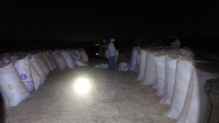 <p>SICAK HAVADA DAHA DA ZOR</p>
<p>Saman işçisi Erkan Akarsu ise yaptığı açıklamada, "Yaz aylarının bunaltıcı sıcak havalarından dolayı daha çok gece saatlerinde çalışıyoruz. Sıcak havada bu iş çok zor oluyor ve çok terliyoruz. Nefesimiz daralıyor. Saman torbaları genellikle 30-40 kilo aralığında geliyor. Aile geçimimizi samancılıkla sağlıyoruz" diye konuştu.</p>