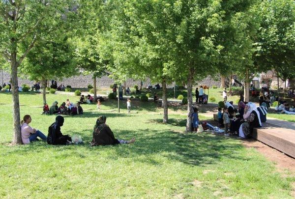 <p>Sur ilçesindeki tarihi Hazreti Süleyman Camii’nin de içinde bulunduğu parka gelen Mahmut Coşkun (55), kavurucu sıcaktan dolayı evinde duramadığını ifade ederek, "Hazreti Süleyman Camii’ne gelerek ibadetimizi yaptık. </p>