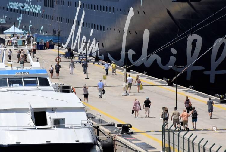 <p>Gün içinde gemiden inen turistler sahilde gezdi.</p>