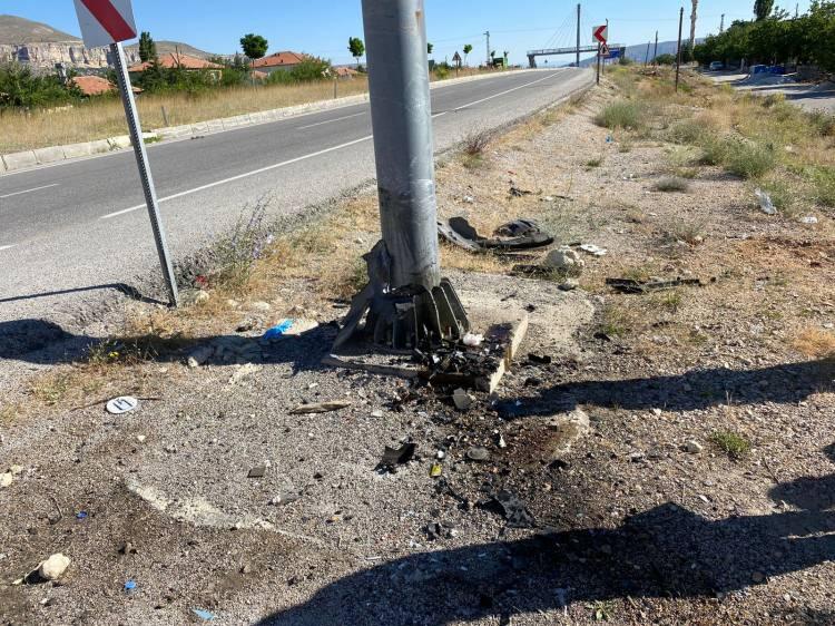 <div>Sürücü ile araçta bulunan Fatma Korkmaz (82) yaşamını yitirdi, otomobildeki Ali Korkmaz (50), Raziye Korkmaz (54) ve Selen Bozkuş (16) yaralandı.</div>
<div> </div>