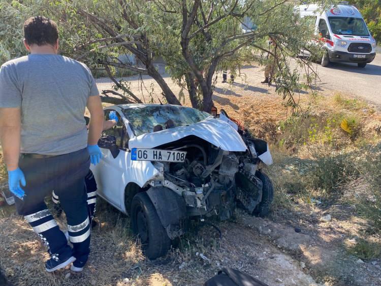 <p>Malatya-Kayseri kara yolunda Muhammed Enes Korkmaz'ın (19) kullandığı 06 HA 7108 plakalı otomobil, Develi Mahallesi yakınlarında yön tabelasına çarparak şarampole düştü.</p>