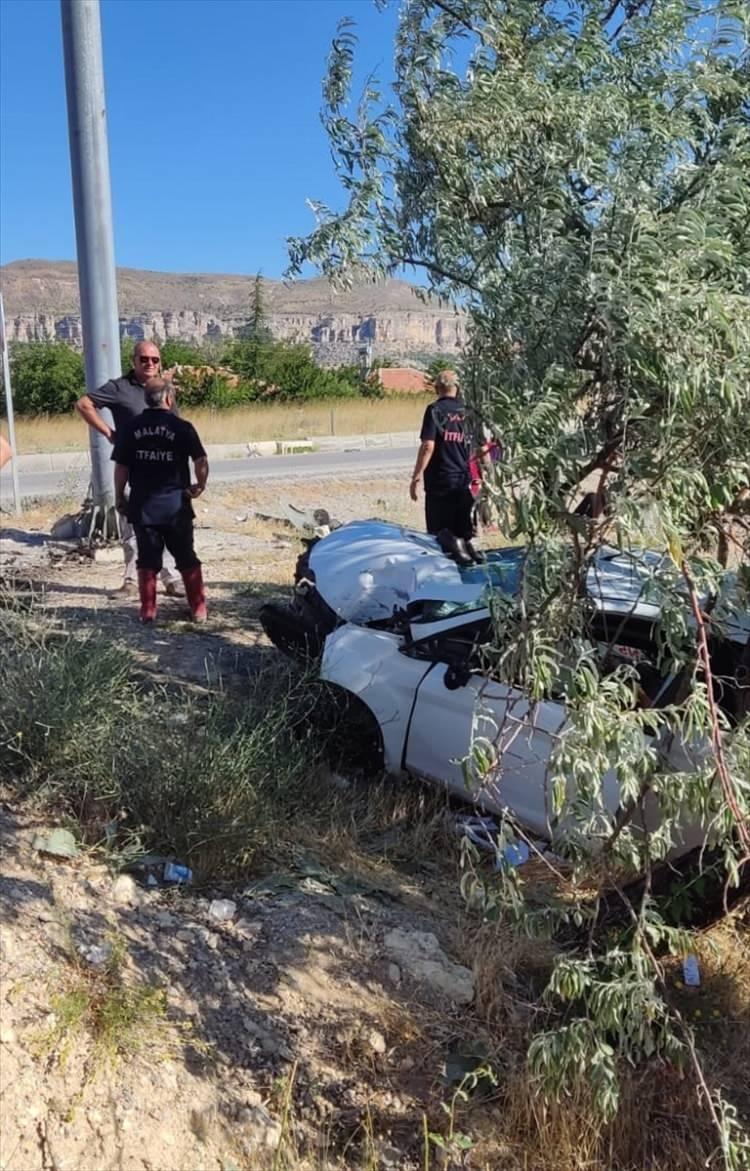 <p>Bu arada kazanın, araçtakilerin Akçadağ ilçesindeki bir cenaze törenine katılmak üzere Ankara'dan gelirken yaşandığı öğrenildi.</p>