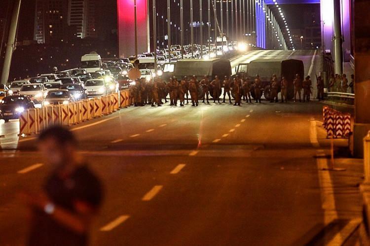 <p><span style="color:#2F4F4F"><strong>Tarihler 15 Temmuz 2016. Hayat olağan seyrinde devam ederken saat 20.30 sularında Ankara merkezli çığlıklar kopmaya başladı. Eski adı Boğaziçi Köprüsü olan 15 Temmuz Şehitler Köprüsü ve Fatih Sultan Mehmet Köprüsü, cuntacı bir grup asker tarafından kapatıldı.</strong></span></p>
