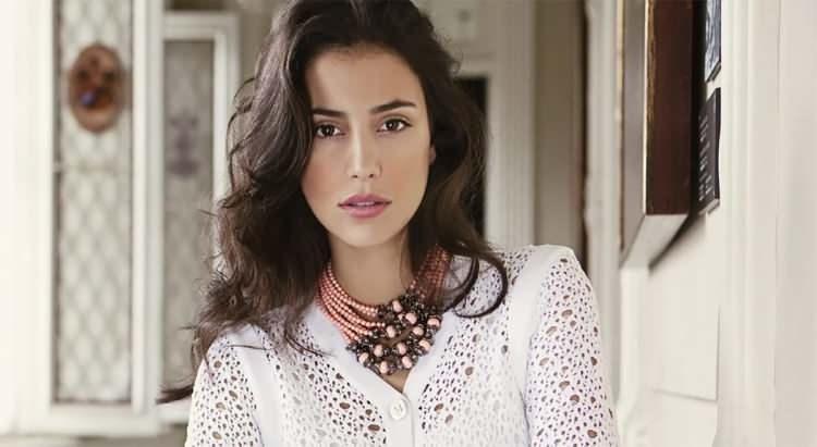 <p><span style="color:#FF0000"><strong>ALESSANDRA DE OSMA</strong></span></p>

<p><span style="color:#000000"><strong>Hennover Prensinin eşi olan Alessandra De Osma, aslında bir tur rehberi. Prensle de Peru ziyareti sırasında tanışan Prenses, 2018 yılından beri&nbsp;Prens Christian ile evli.</strong></span></p>
