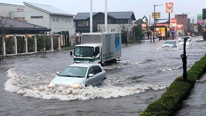 <p>Şiddetli yağışların yarın akşam saatlerine kadar etkisini göstereceğini açıklayan Japonya Meteoroloji Ajansı (JMA) ise toprak kayması, sel baskını ve yıldırım riskine karşı halkı uyardı</p>
