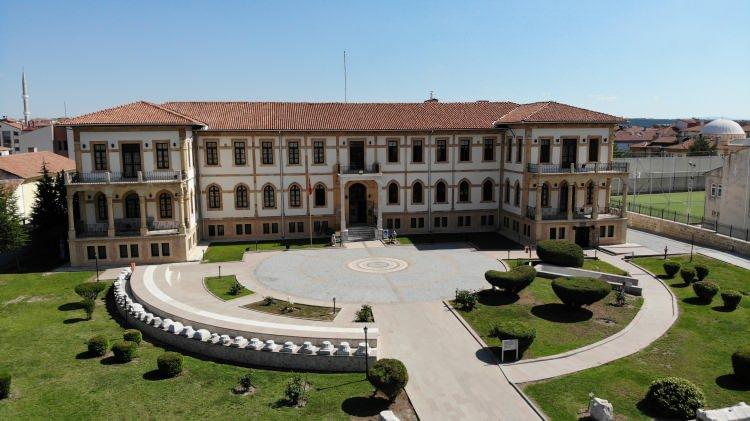 <p>Bu durum dönemin heykeltıraşlarının oldukça gerçekçi bir şekilde kireçtaşı üzerine yüksek kabartma tekniğini uygulayabildiklerini ve adeta 3 bin 300 yıl öncesine ait Hitit dünyasından bazı kesitleri görsel olarak bize yansıtabilecek seviyede olduklarını göstermektedir. </p>