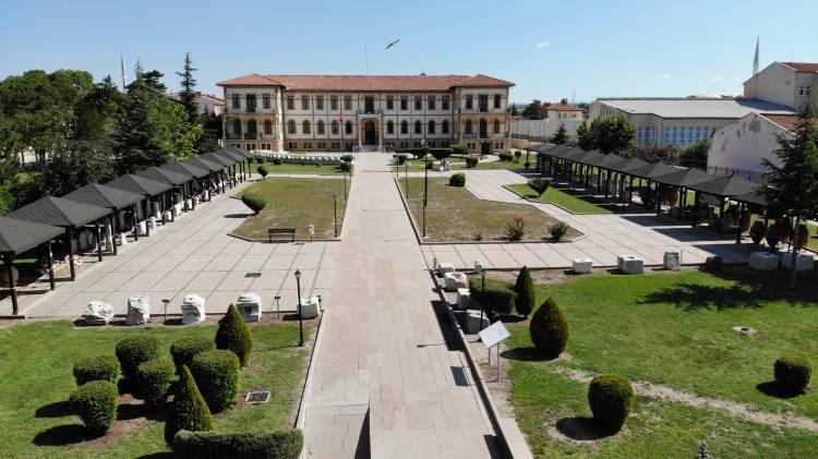 <p>Hitit medeniyetine ilgi duyan herkesi bu yıl sergiye çıkan bu nadide miğfer ile diğer eserlerimizi görerek geçmişe doğru bir yolculuk yapmak üzere Çorum Müzemize bekliyoruz.”</p>